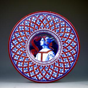 Plato con forma de sombrero de cura con figura con casco alado